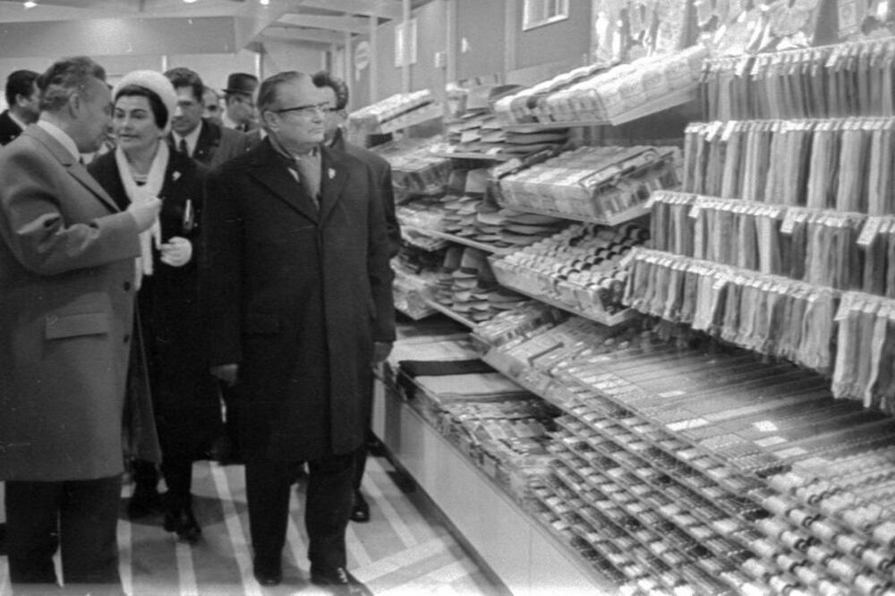 Tito i Jovanka razgledaju rafove sa pozamanterijom - koncima i rajsferšlusima, Foto: Arhiva Borbe/BBC