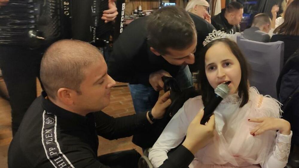 <p>Modnom revijom štićenika nikšićkog Dnevnog centra za djecu sa smetnjama u razvoju i osoba sa invaliditetom obilježen 3. decembar, Međunarodni dan osoba sa invaliditetom</p>