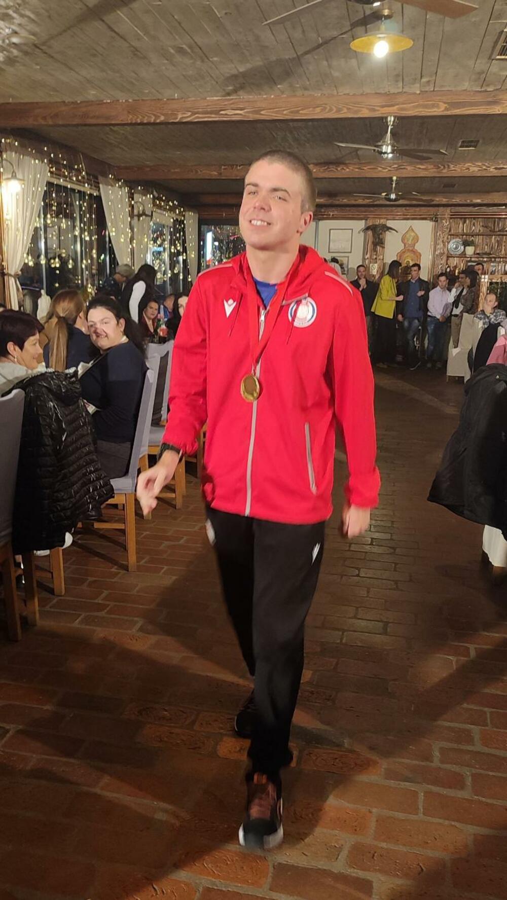 <p>Modnom revijom štićenika nikšićkog Dnevnog centra za djecu sa smetnjama u razvoju i osoba sa invaliditetom obilježen 3. decembar, Međunarodni dan osoba sa invaliditetom</p>