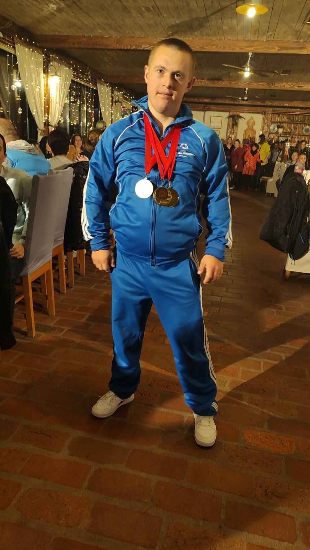 <p>Modnom revijom štićenika nikšićkog Dnevnog centra za djecu sa smetnjama u razvoju i osoba sa invaliditetom obilježen 3. decembar, Međunarodni dan osoba sa invaliditetom</p>