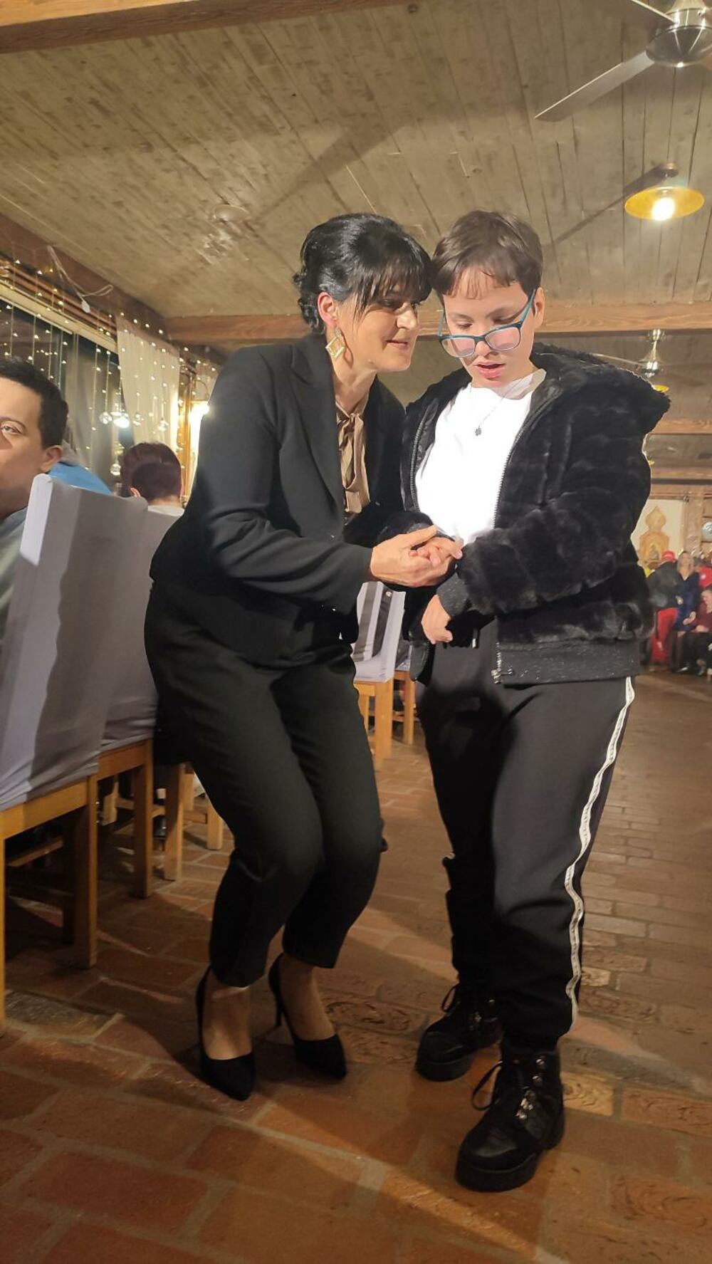 <p>Modnom revijom štićenika nikšićkog Dnevnog centra za djecu sa smetnjama u razvoju i osoba sa invaliditetom obilježen 3. decembar, Međunarodni dan osoba sa invaliditetom</p>