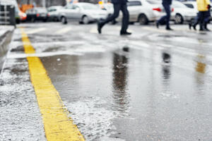 AMSCG: Oprezno zbog mokrih i klizavih puteva