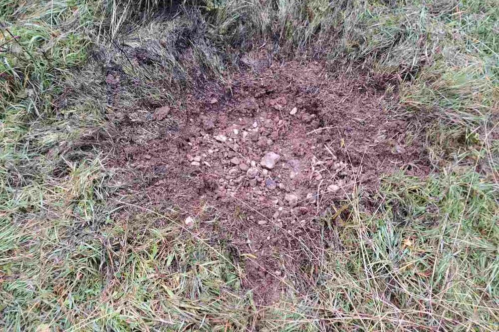 Krater od bačene bombe, Foto: Sindikat uprave i pravosuđa