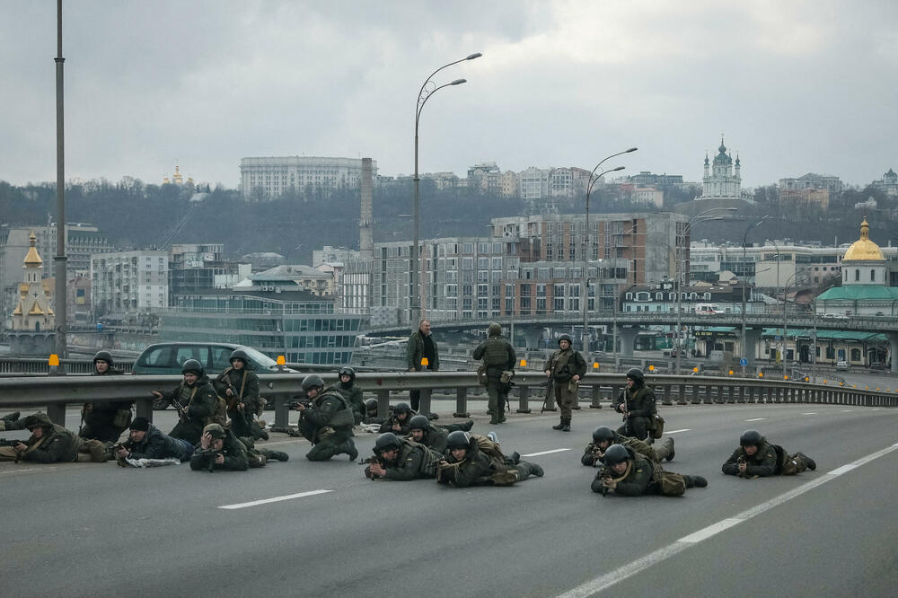 Ukrajinska vojska nakon što je Rusija pokrenula današnje masovne napade, Foto: Reuters