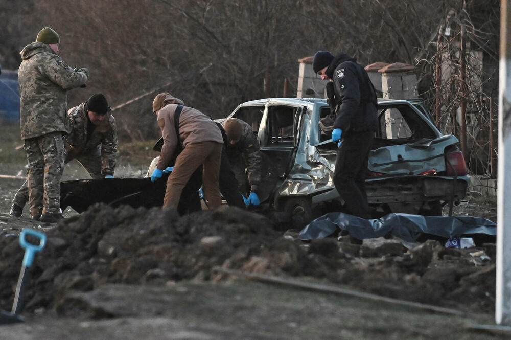 Istražitelji u blizini tijela stradalih od šrapnela tokom ruskog raketnog napada u Zaporožju 