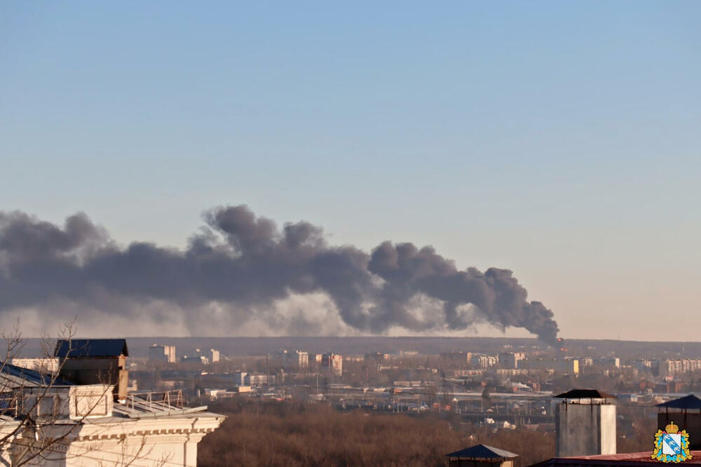 Dim iznad vojnog aerodroma u Kursku nakon napada dronom, Foto: Beta/AP