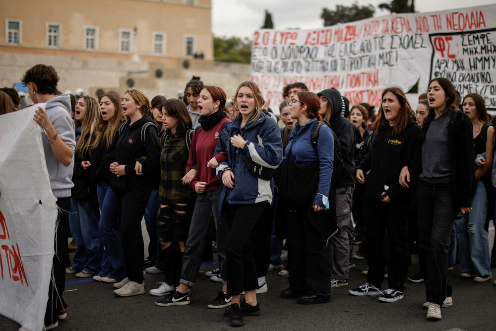 <p>Kao i svake godine, 6. decembra đaci i ljevičari demonstrirali su u znak sjećanja na 15-godišnjeg Aleksandrosa Grigoropulosa, na koga je policajac pucao i ubio ga 2008. godine, blizu centra Atine.</p>