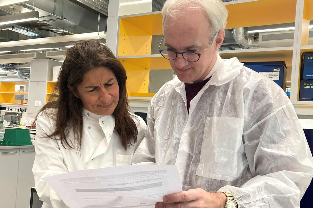 Profesorka Mala Maini objašnjava Džejmsu Galageru rezultate analize krvi, Foto: James Gallagher