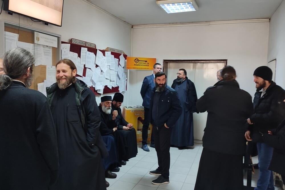 Sveštenici juče u nikšićkom sudu, Foto: Svetlana Mandić