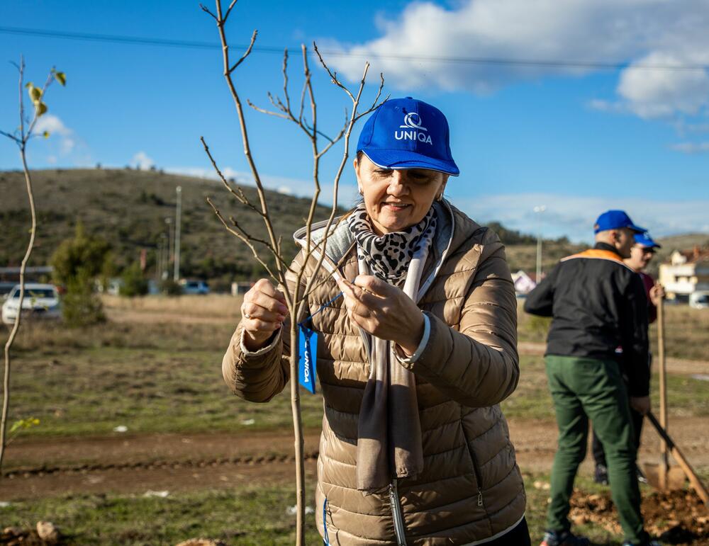 <p>U skladu sa svojim krovnim sloganom „Živimo bolje zajedno“ i strategijom poslovanja, UNIQA će inicirati različite društveno odgovorne aktivnosti za očuvanje životne sredine i poboljšanje uslova života u zajednicama u kojima posluje.</p>