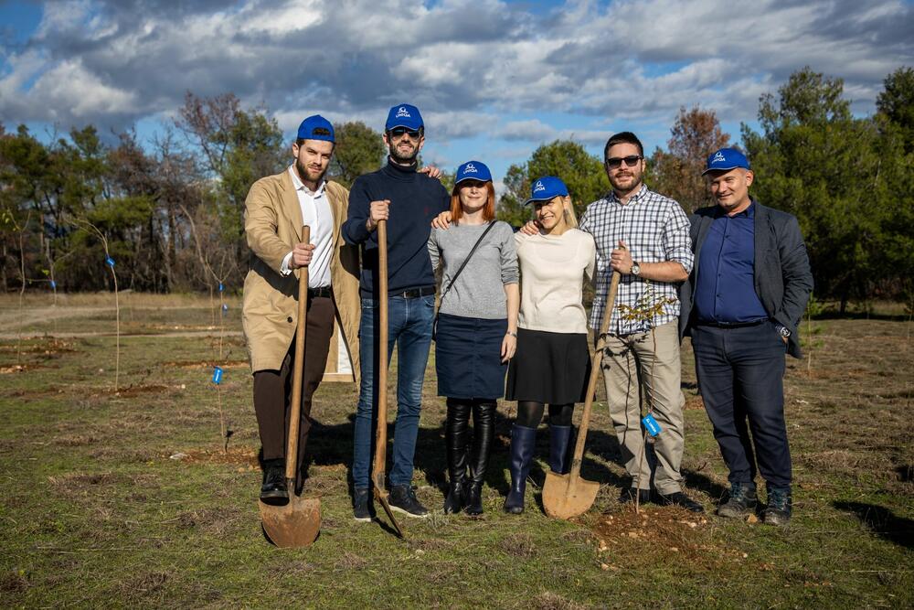 <p>U skladu sa svojim krovnim sloganom „Živimo bolje zajedno“ i strategijom poslovanja, UNIQA će inicirati različite društveno odgovorne aktivnosti za očuvanje životne sredine i poboljšanje uslova života u zajednicama u kojima posluje.</p>