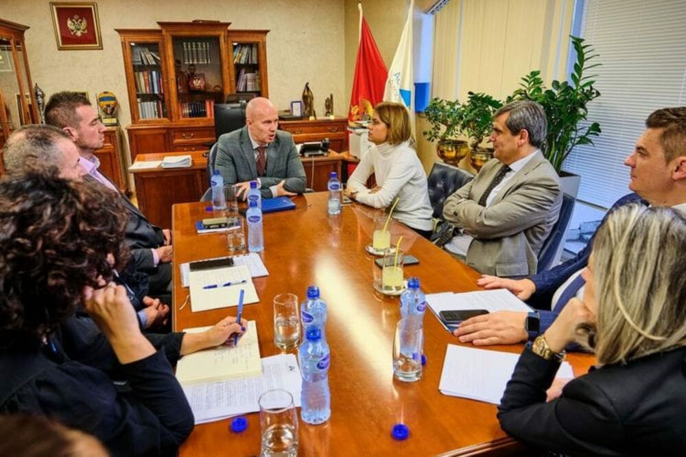 Sa sastanka, Foto: MKI