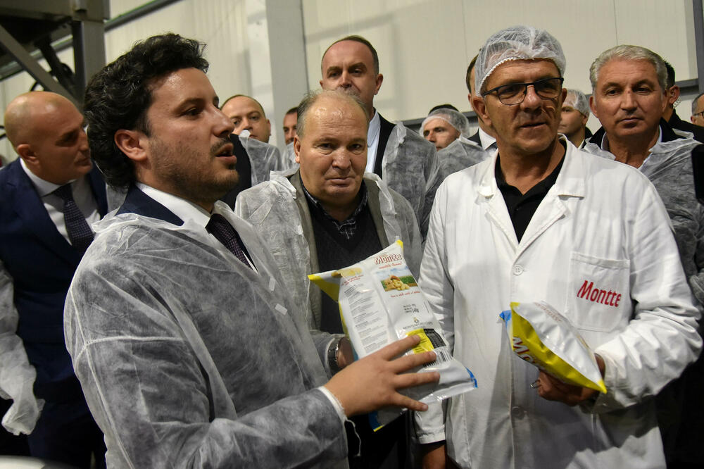 Premijer Abazović tokom otvaranja fabruke u Tuzima, Foto: Boris Pejović