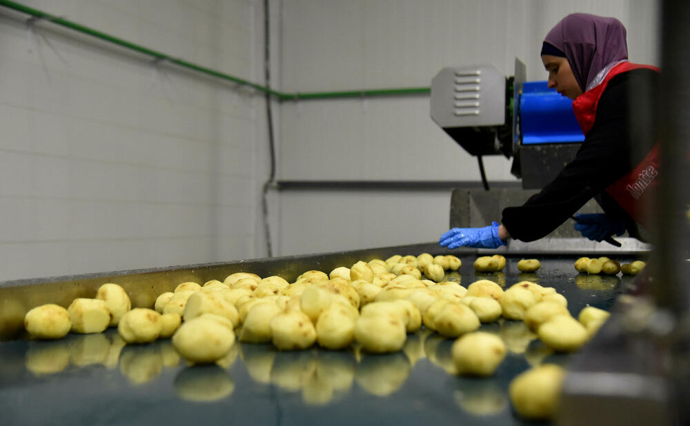 <p>Planirano je da se u početku proizvodi čips, dok će kasnije biti otvorene i linije za flips, krompir pire i pomfrit</p>