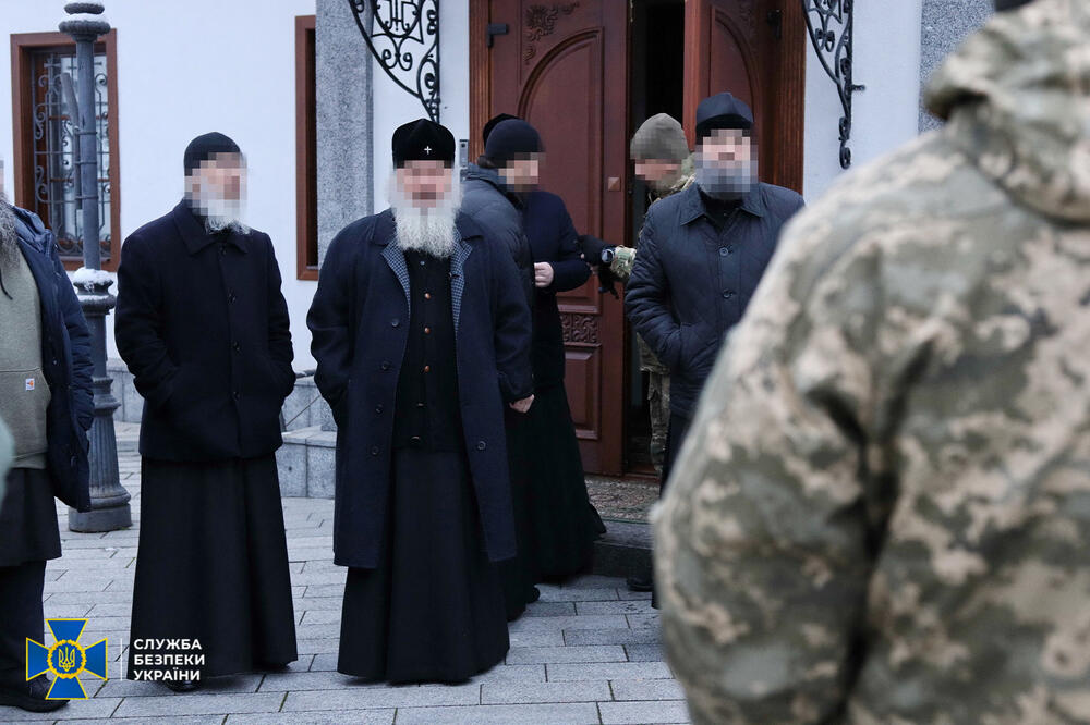 Pripadnici SBU sa sveštenicima u kompleksu manastira Kijevsko-pečerska lavra, Foto: Rojters