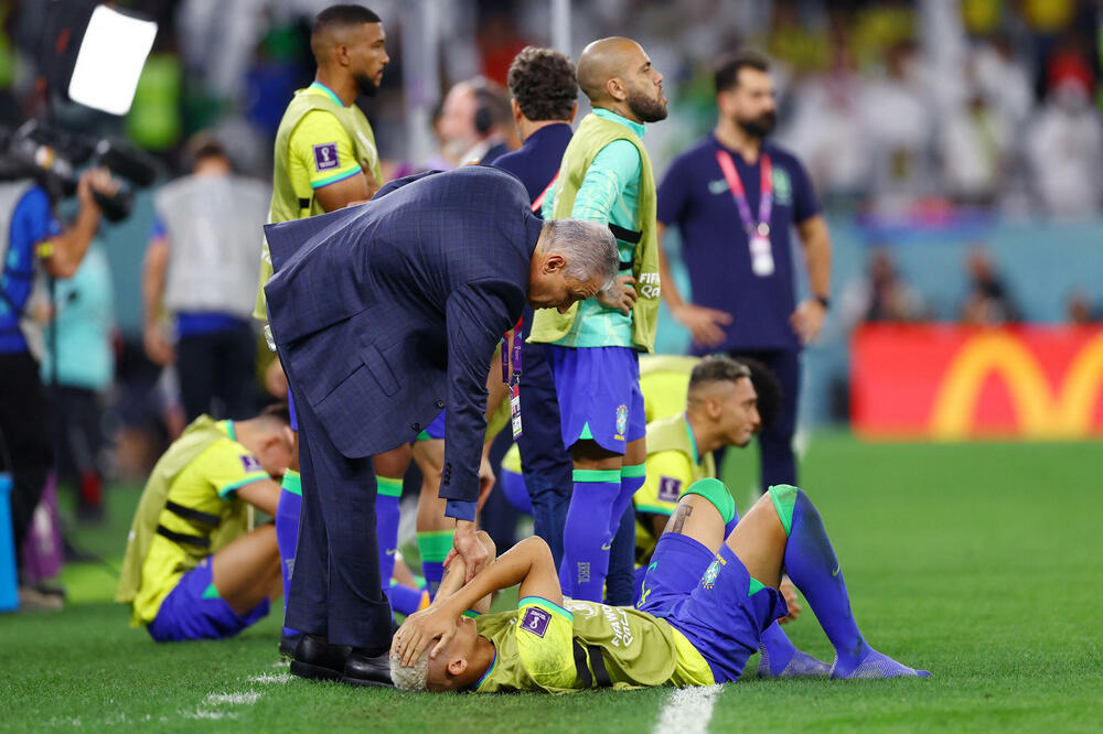 Tite tješi fudbalere nakon poraza od Hrvatske, Foto: Reuters