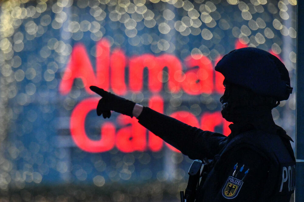 Policajac ispred tržnog centra u Drezdenu, Foto: Reuters