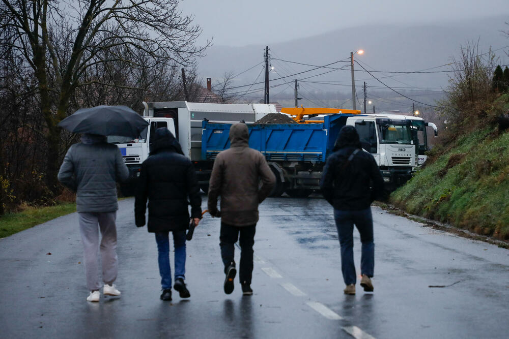 <p>Građani sjeverne Mitrovice i Zvečana okupili su se na barikadi u Rudaru, a policije ima na svim prelazima</p>