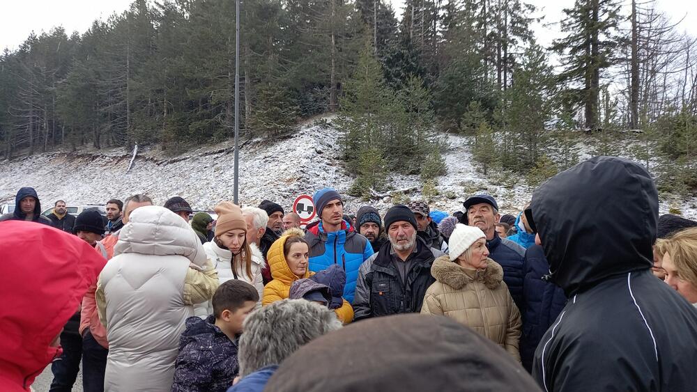 <p>Vlasnike je o odlaganju obavijestila inspektorka Zorica Čolovićm, a odluku vlasnici propratili aplauzom</p>