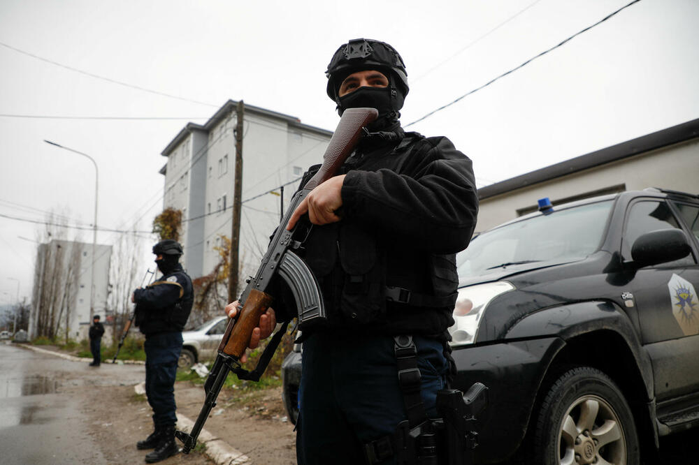 Kosovski policajci patroliraju, Foto: Reuters