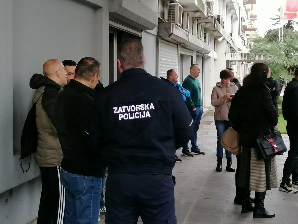 <p>Ranije su saopštili da protest podrške organizuju usljed učestalih napada na pripadnike te ustanove, sa posebnim akcentom na posljednji bombaški napad kuću načelnika Istražnog zatvora Predraga Spasojevića</p>