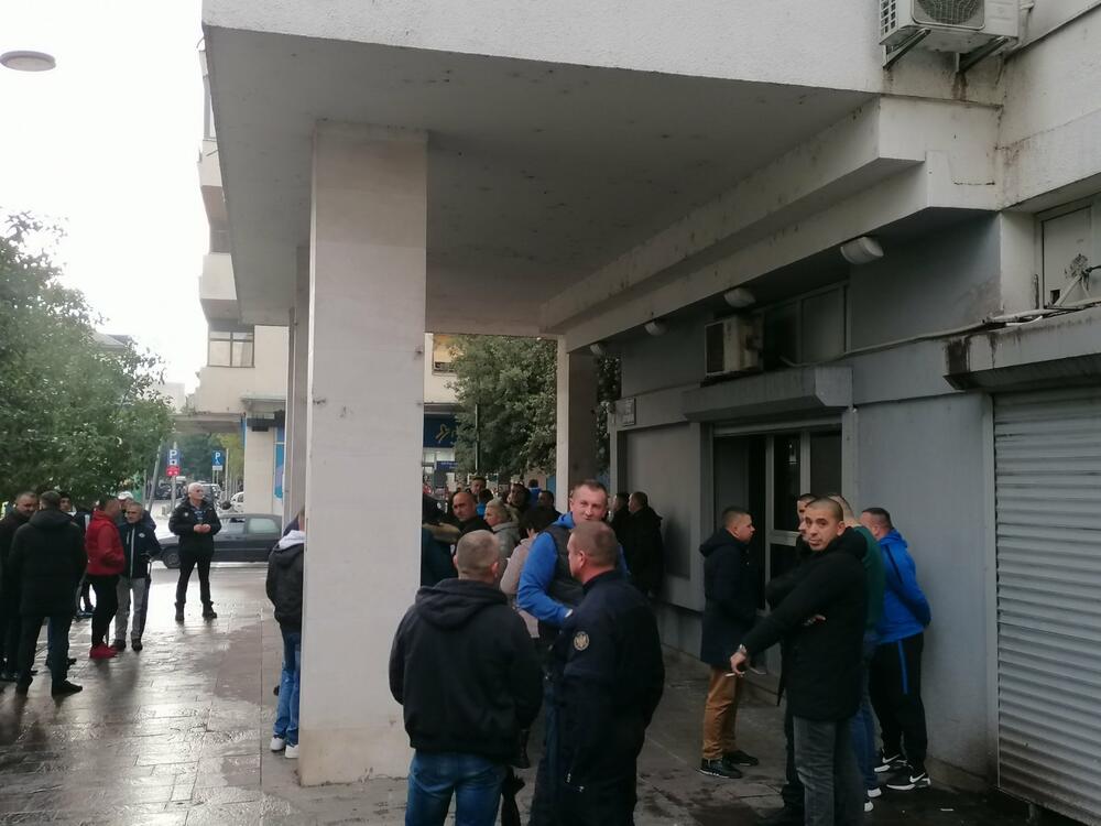 <p>Ranije su saopštili da protest podrške organizuju usljed učestalih napada na pripadnike te ustanove, sa posebnim akcentom na posljednji bombaški napad kuću načelnika Istražnog zatvora Predraga Spasojevića</p>