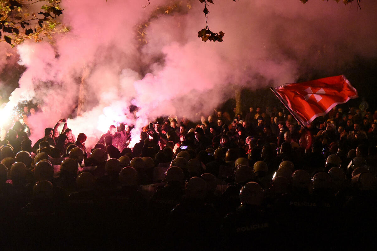 Demonstranti gađali policiju, korišćen biber sprej, dvije osobe se javile u Urgentni centar
