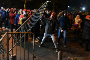 UP: Maskirani demonstranti napali policiju pirotehnikom,...
