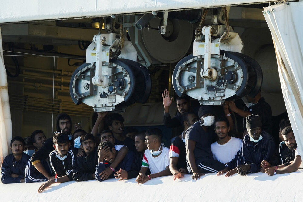 Migranti na brodu u luci u Kataloniji 7. novembra, nakon što je Italja dozvolila iskrcavanje djece i bolesnih osoba 