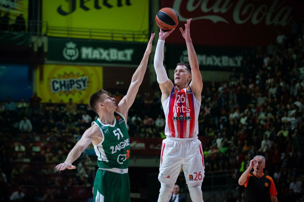 Nemanja Nedović šutira preko Arnasa Butkevičusa, Foto: twitter.com/kkcrvenazvezda
