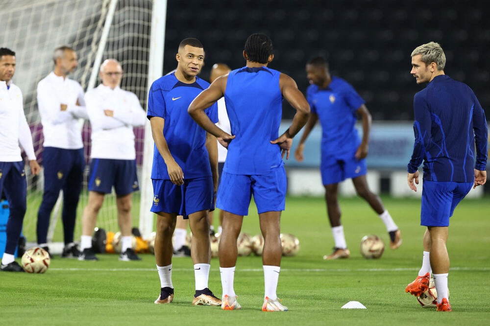 Mbape u razgovoru sa Kundeom i Grizmanom na jučerašnjem treningu, Foto: IBRAHEEM AL OMARI