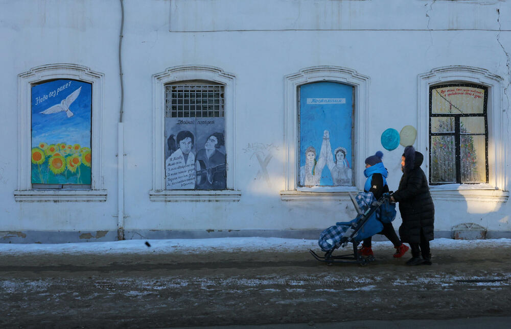 <p>U Borovsku je naslikao djevojku u plavo-žutoj haljini (boje ukrajinske zastave) i bombu koja pada na nju. Ispod je velikim velikim slovima napisao: "Stop"</p>