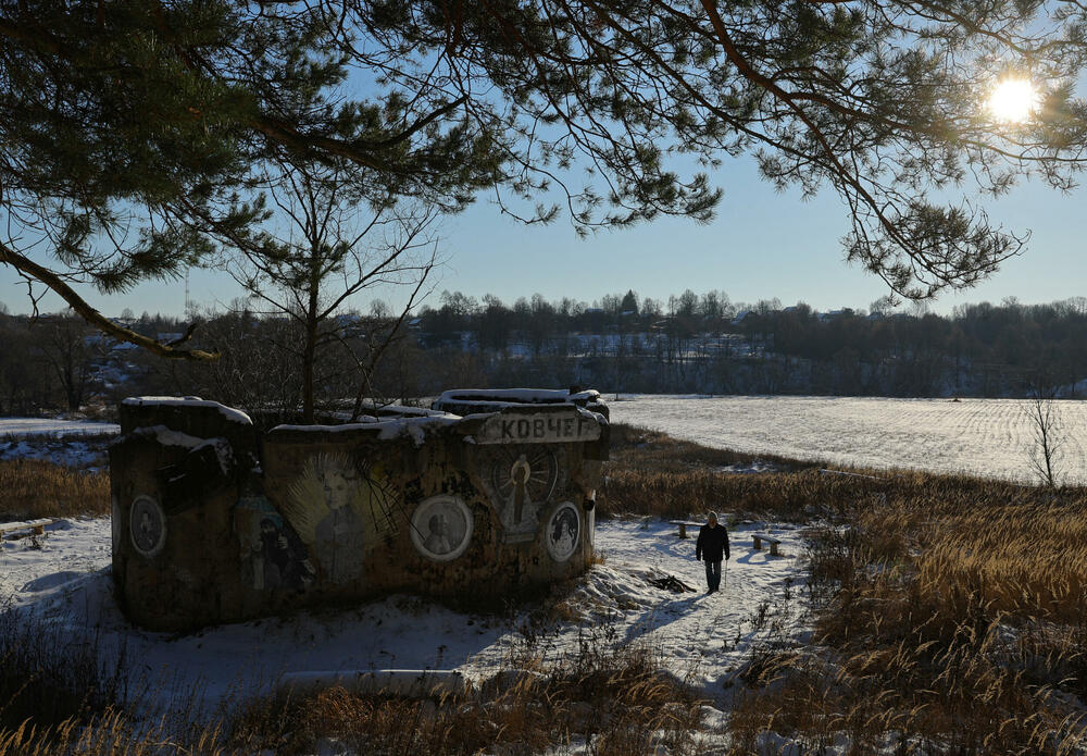 <p>U Borovsku je naslikao djevojku u plavo-žutoj haljini (boje ukrajinske zastave) i bombu koja pada na nju. Ispod je velikim velikim slovima napisao: "Stop"</p>