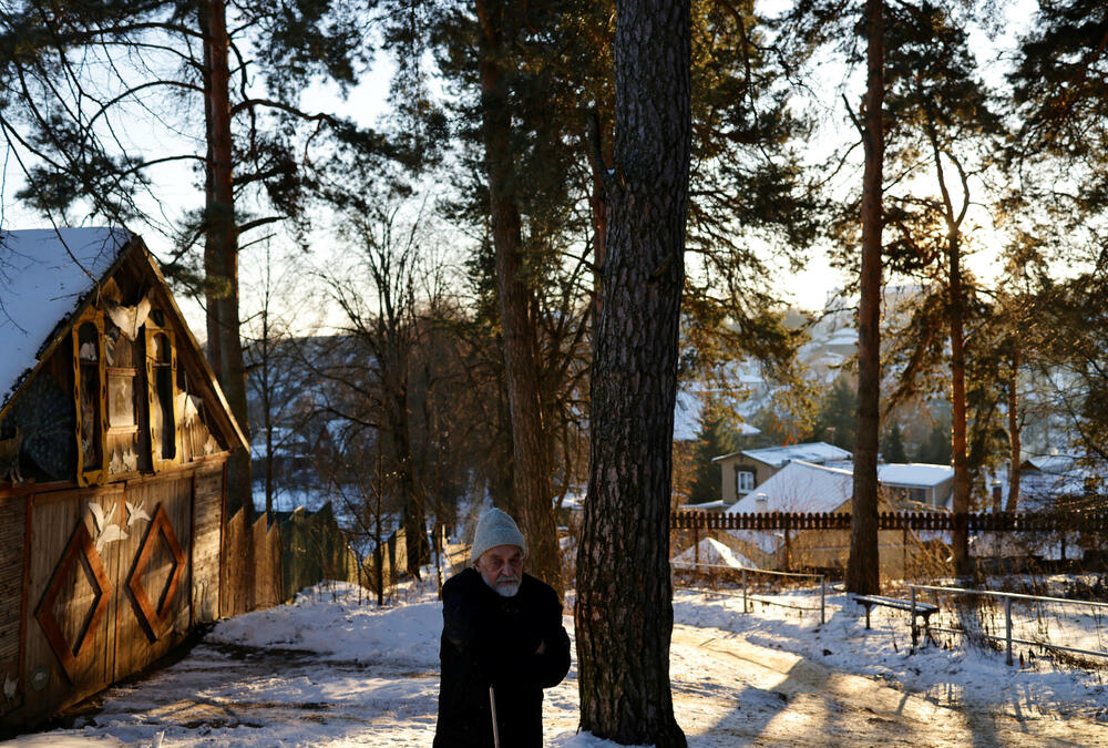 <p>U Borovsku je naslikao djevojku u plavo-žutoj haljini (boje ukrajinske zastave) i bombu koja pada na nju. Ispod je velikim velikim slovima napisao: "Stop"</p>