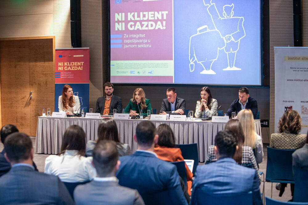 <p>Forum je dio projekta “Ni klijent, ni gazda! – Za integritet zapošljavanja u javnom sektoru”, koji je podržan u okviru programa ”OCD u Crnoj Gori – od osnovnih usluga do oblikovanja politika – M'Base”, koji sprovode Centar za građansko obrazovanje (CGO), Friedrich-Ebert-Stifung (FES), Centar za zaštitu i proučavanje ptica (CZIP) i Politikon mreža. Projekat finansira Evropska unija, a kofinansira Ministarstvo javne uprave</p>