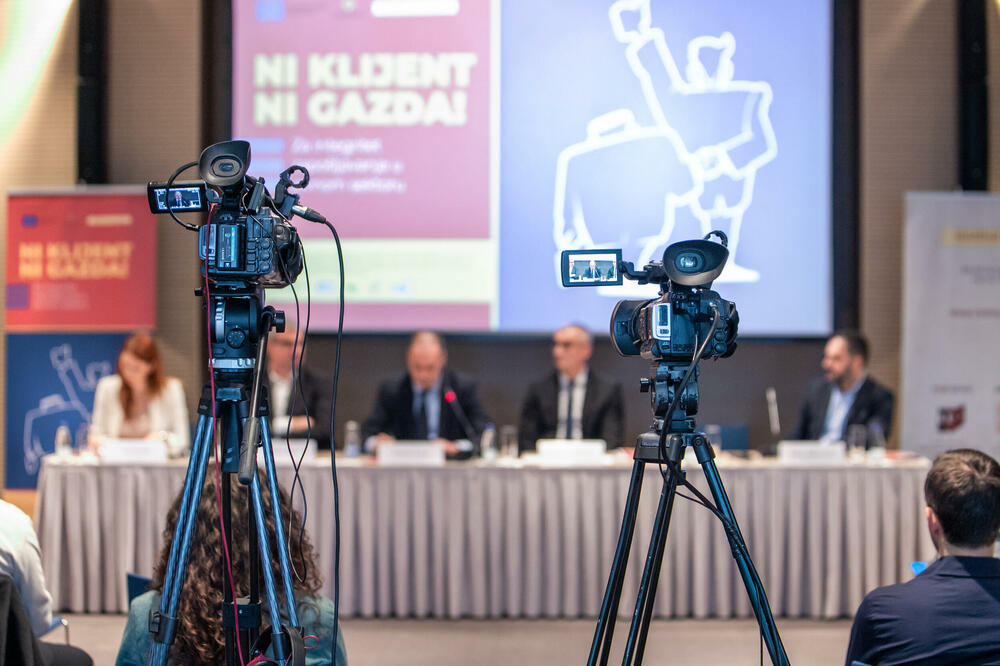 <p>Forum je dio projekta “Ni klijent, ni gazda! – Za integritet zapošljavanja u javnom sektoru”, koji je podržan u okviru programa ”OCD u Crnoj Gori – od osnovnih usluga do oblikovanja politika – M'Base”, koji sprovode Centar za građansko obrazovanje (CGO), Friedrich-Ebert-Stifung (FES), Centar za zaštitu i proučavanje ptica (CZIP) i Politikon mreža. Projekat finansira Evropska unija, a kofinansira Ministarstvo javne uprave</p>