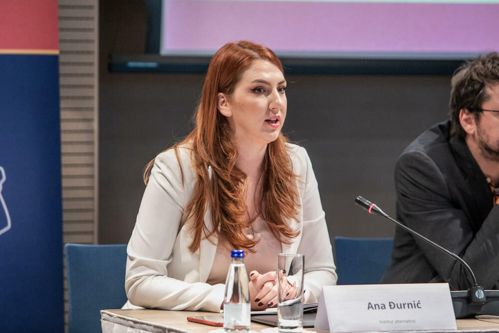 <p>Forum je dio projekta “Ni klijent, ni gazda! – Za integritet zapošljavanja u javnom sektoru”, koji je podržan u okviru programa ”OCD u Crnoj Gori – od osnovnih usluga do oblikovanja politika – M'Base”, koji sprovode Centar za građansko obrazovanje (CGO), Friedrich-Ebert-Stifung (FES), Centar za zaštitu i proučavanje ptica (CZIP) i Politikon mreža. Projekat finansira Evropska unija, a kofinansira Ministarstvo javne uprave</p>