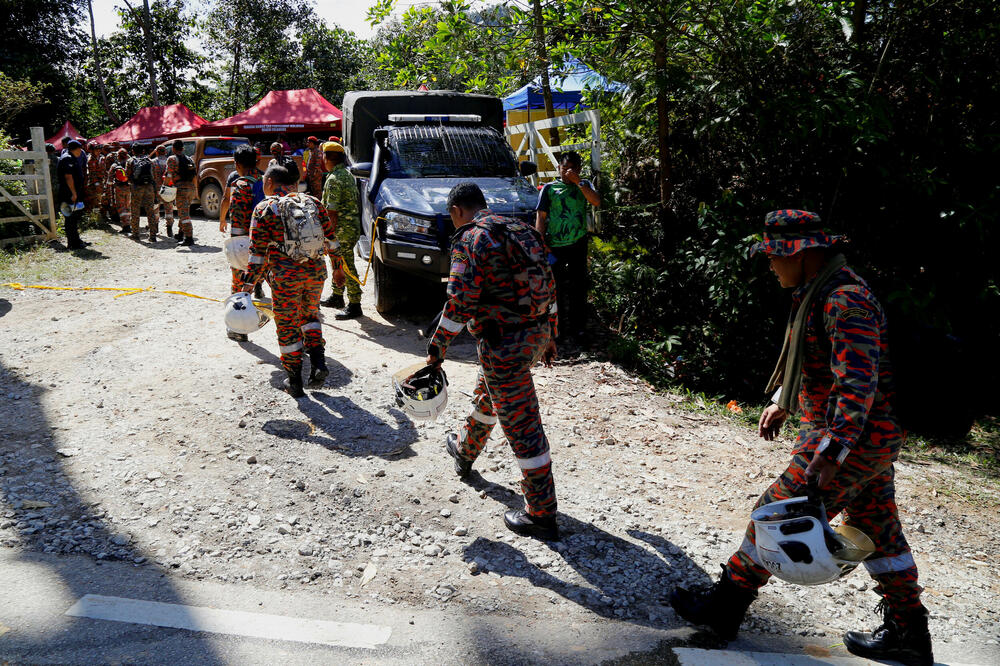 Spasioci dolaze u pomoć, Foto: Reuters