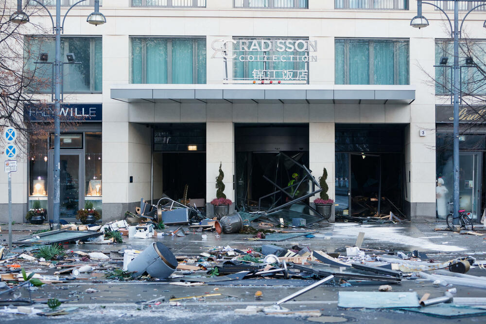 Ispred hotela nakon eksplozije akvarijuma, Foto: Reuters