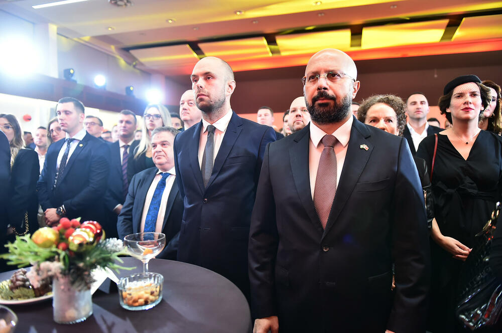 <p>Prisustvovali su predstavnici diplomatskog kora, najviši državni funkcioneri, ministri, predstavnici sudske, zakonodavne i izvršne vlasti, biznis zajednice, NVO sektora, medija, vjerskih organizacija i političkih partija</p>