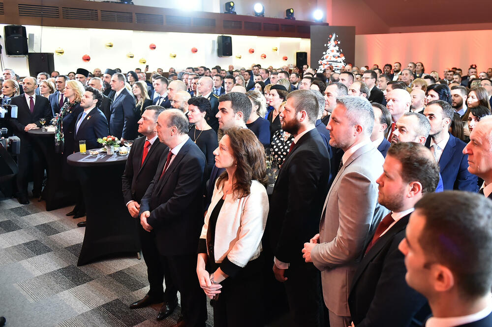 <p>Prisustvovali su predstavnici diplomatskog kora, najviši državni funkcioneri, ministri, predstavnici sudske, zakonodavne i izvršne vlasti, biznis zajednice, NVO sektora, medija, vjerskih organizacija i političkih partija</p>