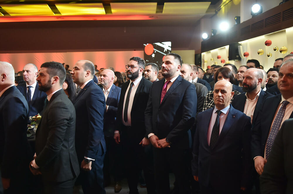 <p>Prisustvovali su predstavnici diplomatskog kora, najviši državni funkcioneri, ministri, predstavnici sudske, zakonodavne i izvršne vlasti, biznis zajednice, NVO sektora, medija, vjerskih organizacija i političkih partija</p>