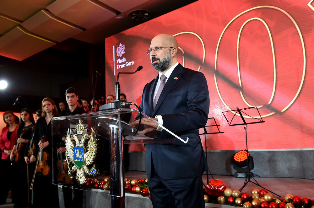 <p>Prisustvovali su predstavnici diplomatskog kora, najviši državni funkcioneri, ministri, predstavnici sudske, zakonodavne i izvršne vlasti, biznis zajednice, NVO sektora, medija, vjerskih organizacija i političkih partija</p>