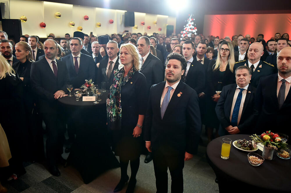 <p>Prisustvovali su predstavnici diplomatskog kora, najviši državni funkcioneri, ministri, predstavnici sudske, zakonodavne i izvršne vlasti, biznis zajednice, NVO sektora, medija, vjerskih organizacija i političkih partija</p>