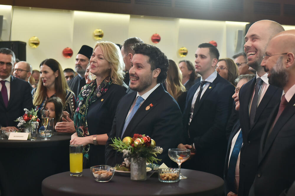 <p>Prisustvovali su predstavnici diplomatskog kora, najviši državni funkcioneri, ministri, predstavnici sudske, zakonodavne i izvršne vlasti, biznis zajednice, NVO sektora, medija, vjerskih organizacija i političkih partija</p>