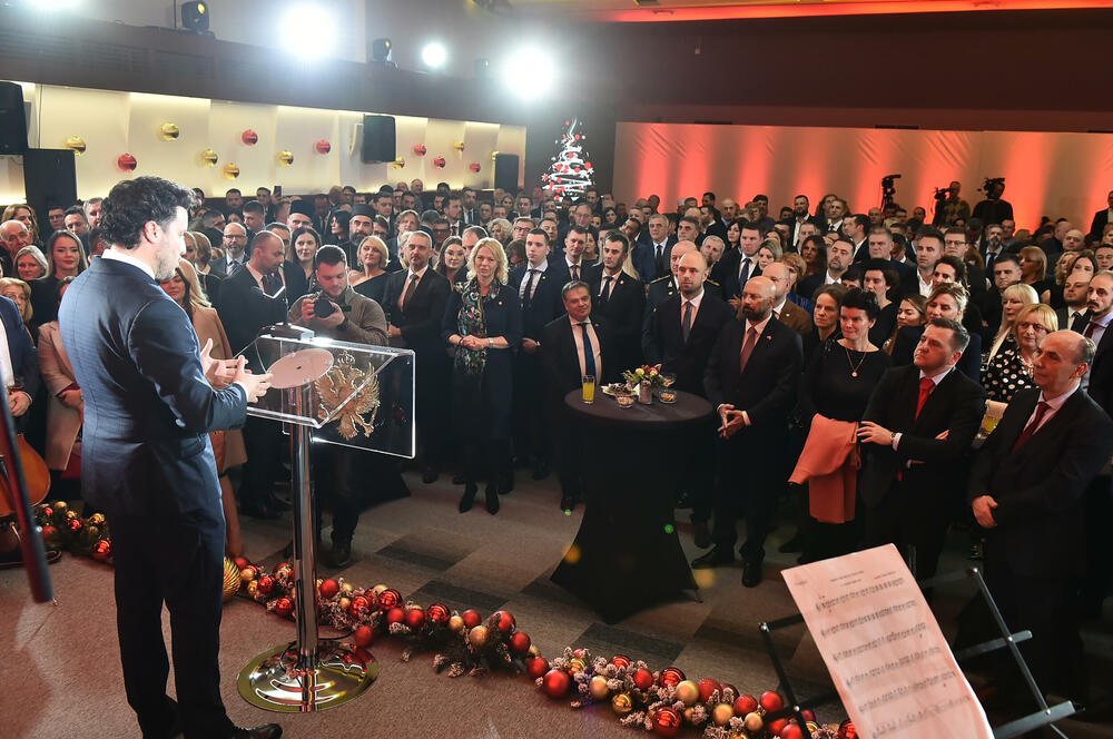 <p>Prisustvovali su predstavnici diplomatskog kora, najviši državni funkcioneri, ministri, predstavnici sudske, zakonodavne i izvršne vlasti, biznis zajednice, NVO sektora, medija, vjerskih organizacija i političkih partija</p>