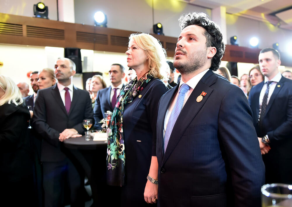 <p>Prisustvovali su predstavnici diplomatskog kora, najviši državni funkcioneri, ministri, predstavnici sudske, zakonodavne i izvršne vlasti, biznis zajednice, NVO sektora, medija, vjerskih organizacija i političkih partija</p>