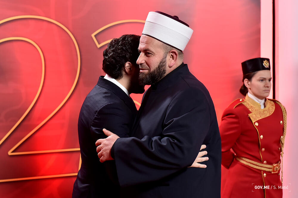 <p>Prisustvovali su predstavnici diplomatskog kora, najviši državni funkcioneri, ministri, predstavnici sudske, zakonodavne i izvršne vlasti, biznis zajednice, NVO sektora, medija, vjerskih organizacija i političkih partija</p>