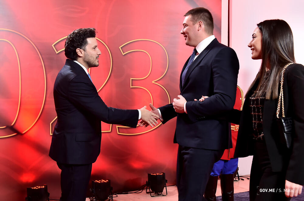 <p>Prisustvovali su predstavnici diplomatskog kora, najviši državni funkcioneri, ministri, predstavnici sudske, zakonodavne i izvršne vlasti, biznis zajednice, NVO sektora, medija, vjerskih organizacija i političkih partija</p>