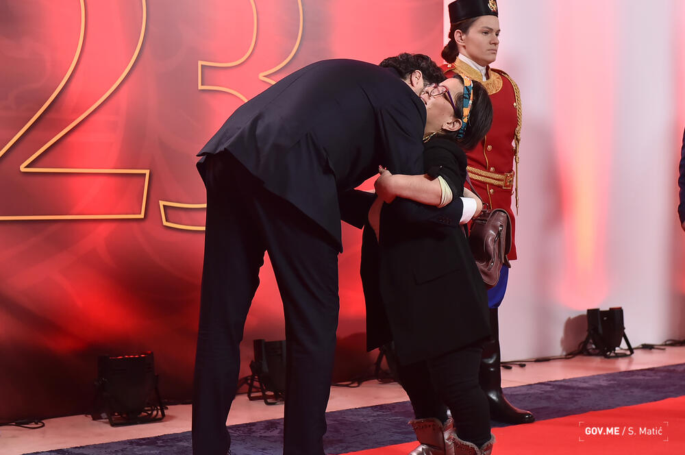 <p>Prisustvovali su predstavnici diplomatskog kora, najviši državni funkcioneri, ministri, predstavnici sudske, zakonodavne i izvršne vlasti, biznis zajednice, NVO sektora, medija, vjerskih organizacija i političkih partija</p>